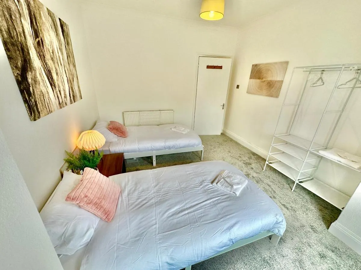 Chic Apartment In Central Bournemouth With Parking
