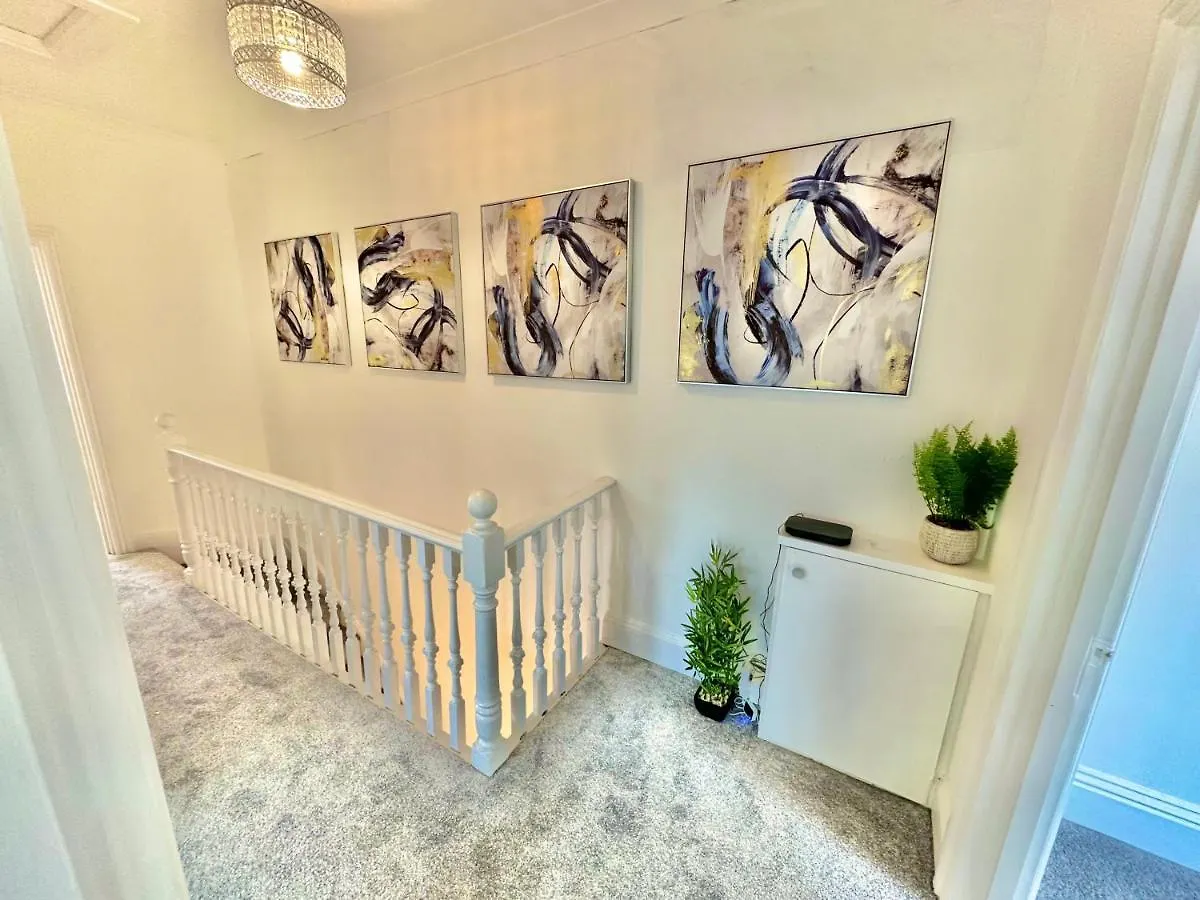 Chic Apartment In Central Bournemouth With Parking