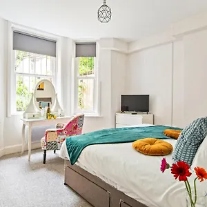 The Bank - Flat 1, Cosy, Bournemouth, Sleeps 4, 7 Min From The Beach, Pet Friendly, Parking, Wifi, Kitchen,washer,private Exit Bournemouth