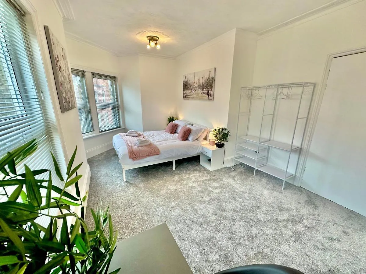 Chic Apartment In Central Bournemouth With Parking